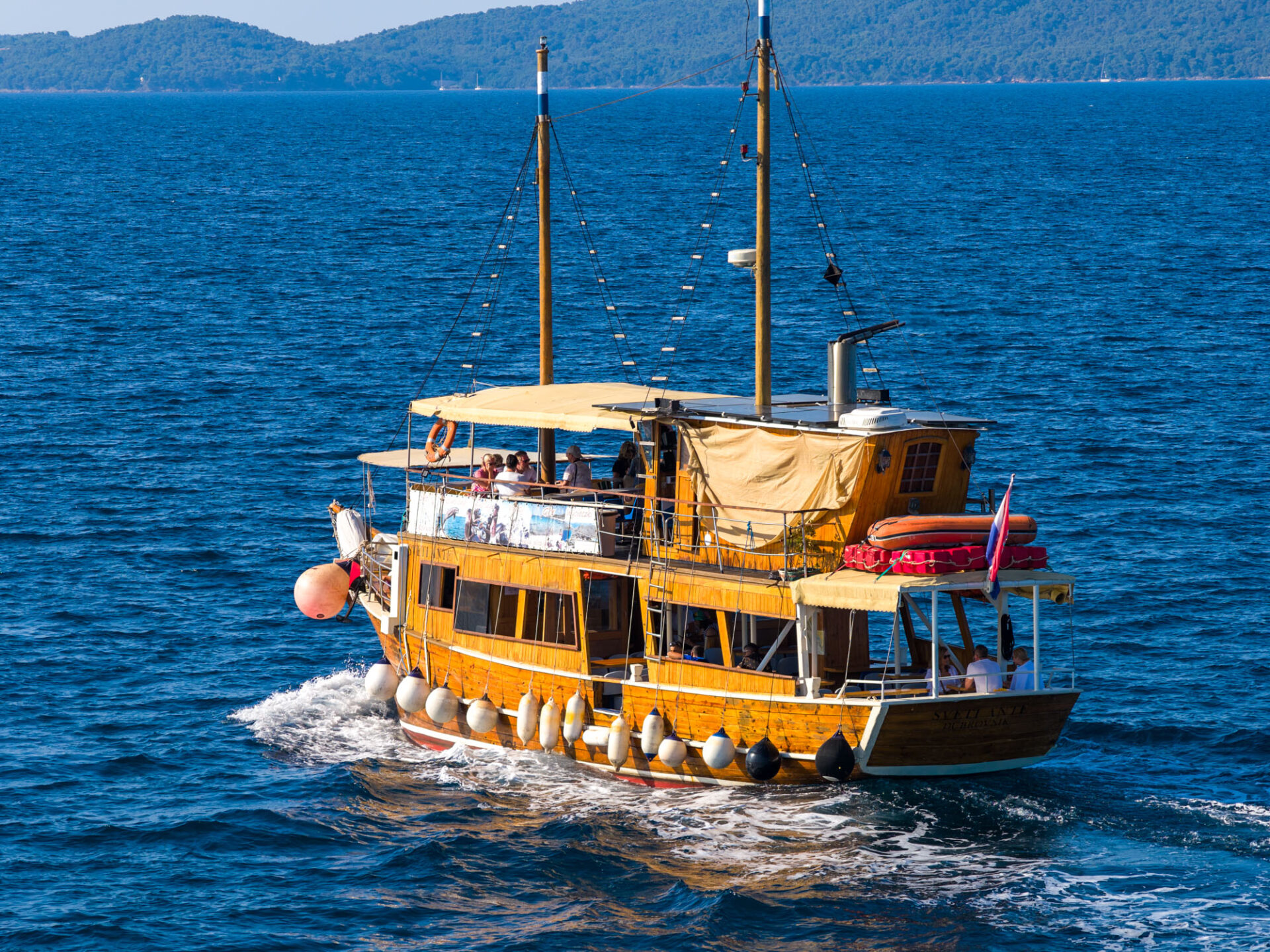 Gallery img - https://boattourzadar.sutra-cms.com/wp-content/uploads/2025/04/2025-06-24-Boattourzadar-foto-sv-ante-13.jpg