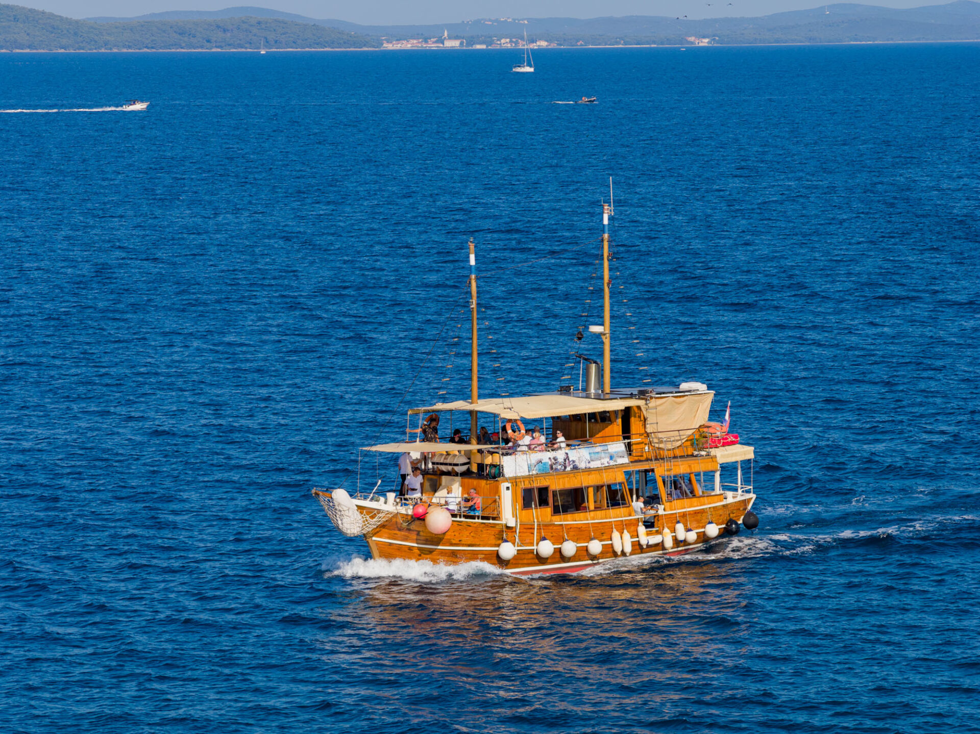Gallery img - https://boattourzadar.sutra-cms.com/wp-content/uploads/2025/04/2025-06-24-Boattourzadar-foto-sv-ante-8.jpg